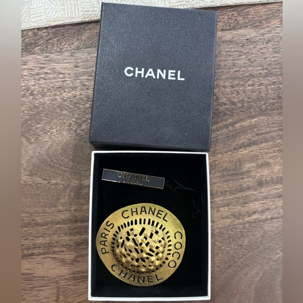 Authentic NEW CHANEL straw hat gold plated brooch 1994 summer runway 👒